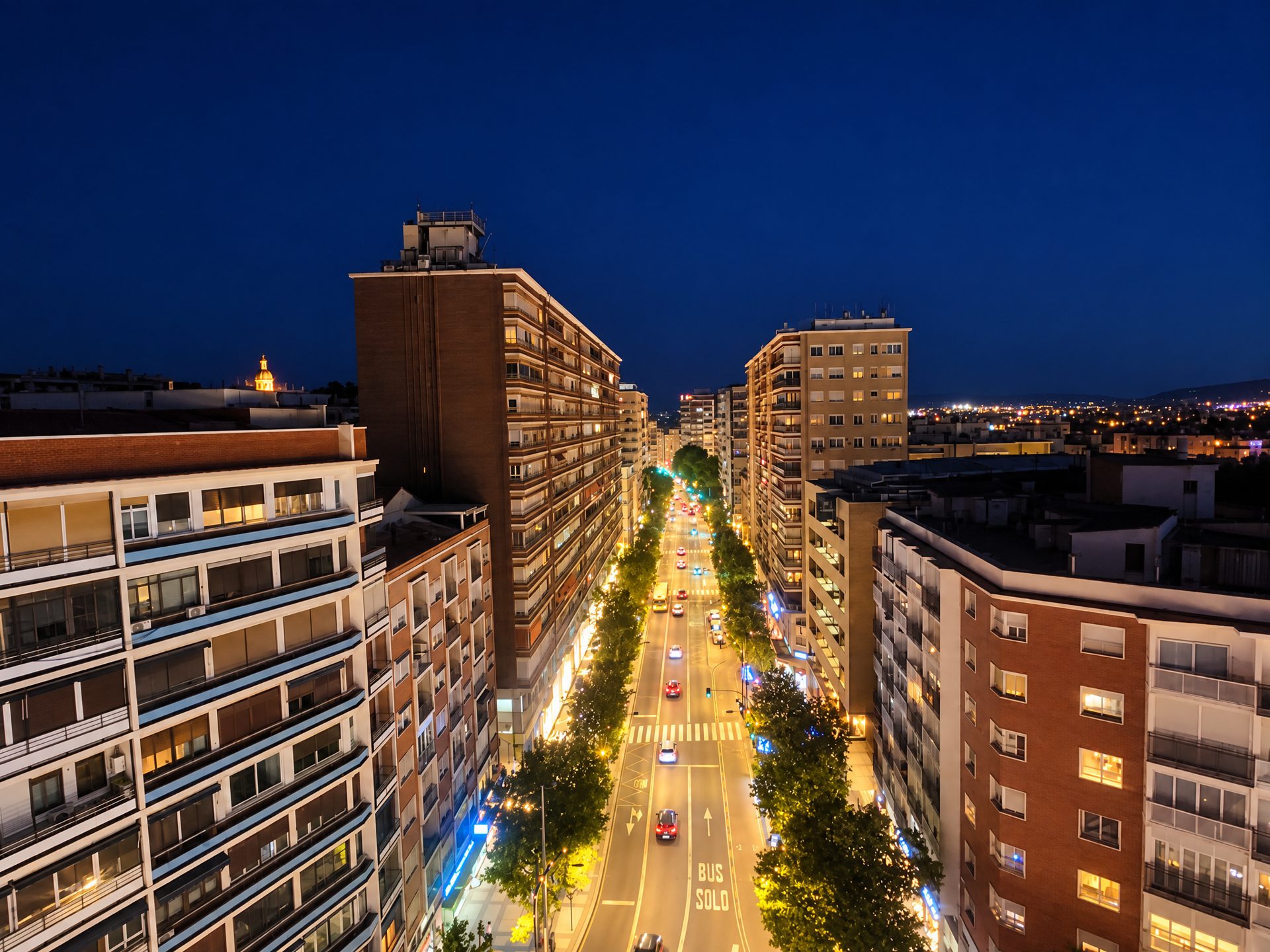 Vista nocturna de la Gran Vía de Murcia desde la planta 12 del Edificio Hispania